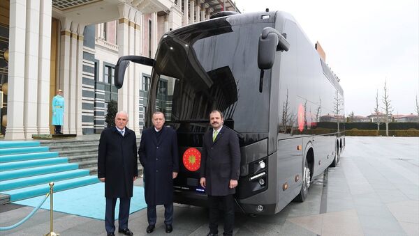 Cumhurbaşkanı Recep Tayyip Erdoğan (ortada), BMC firması tarafından Cumhurbaşkanlığına hediye edilen aracı inceledi. - Sputnik Türkiye