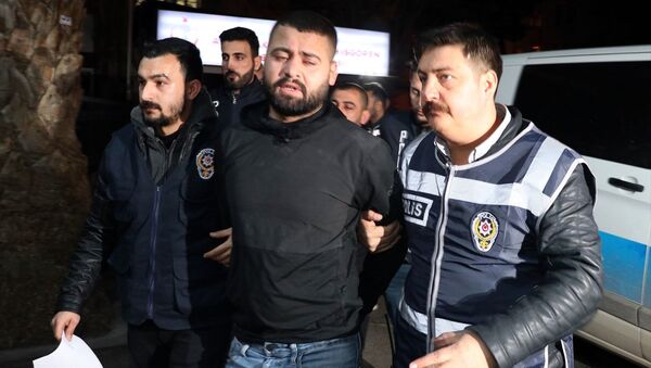 İzmir'de üç ayrı suçtan aranan Saddam lakaplı cezaevi firarisi polisin çalışması sonucu yakalandı. - Sputnik Türkiye