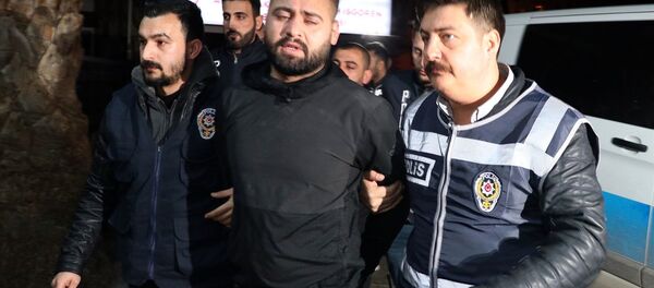 İzmir'de üç ayrı suçtan aranan Saddam lakaplı cezaevi firarisi polisin çalışması sonucu yakalandı. - Sputnik Türkiye