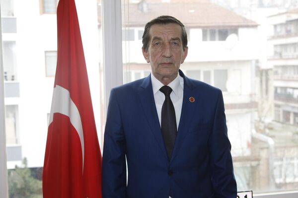 Öte yandan oğlunu evlatlıktan reddettiğine dair çıkan haberleri de yalanlayan baba Sevinç, Beni bir gazeteden aradılar olayı sordular, ben de o an sinirle 'benim öyle bir oğlum yok' dedim. Gazeteler de bunu yazmış. Oğlumu reddetmedim, niye reddedeyim ki? dedi. - Sputnik Türkiye