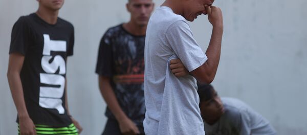 Brezilya futbol kulübü Flamengo'nun Rio de Janeiro'daki tesisinde çıkan yangında genç futbolcular öldü ve yaralandı, binanın önünde yakınlarından haber bekleyenler gözyaşlarına boğuldu. - Sputnik Türkiye