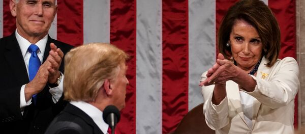 ABD Başkanı Donald Trump 'Birliğin Durumu' konuşmasını noktaladığında, arkasında duran Temsilciler Meclisi Başkanı Nancy Pelosi'nin alkışı ve tebessümü - Sputnik Türkiye