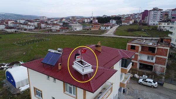 Muhtar adayı çatıya 'tanıtım amaçlı' mezar koydu - Sputnik Türkiye