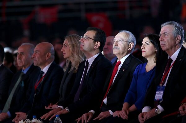 Ve biz bahara özlem duyuyoruz, baharı bu ülkeye getirmek zorundayız. Baharda bütün canlılar canlanır. O nedenle baharda başarmak zorundayız. Kavgasız, bilgiye dayalı bir mücadele vereceğiz ve başaracağız. Ve biz bahara özlem duyuyoruz, baharı bu ülkeye getirmek zorundayız. Baharda bütün canlılar canlanır. O nedenle baharda başarmak zorundayız. Kavgasız, bilgiye dayalı bir mücadele vereceğiz ve başaracağız. - Sputnik Türkiye