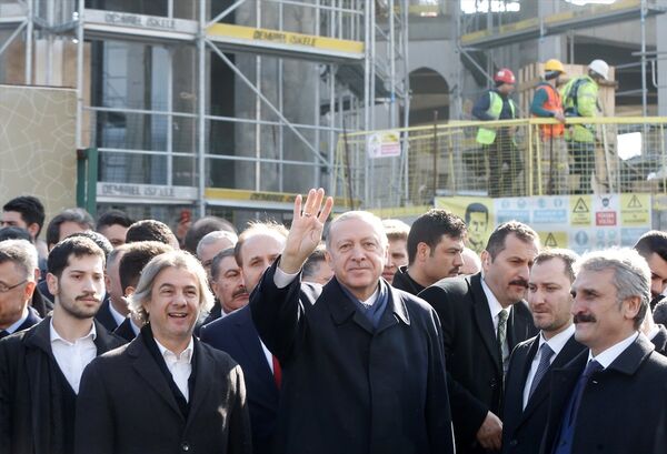 Erdoğan, Taksim Meydanı'nda gerçekleştirilen Atatürk Kültür Merkezi'nin temel atma töreninin ardından inşaat çalışmaları devam eden Taksim Camisi'ne geçti ve inşaat çalışmalarını inceledi. - Sputnik Türkiye