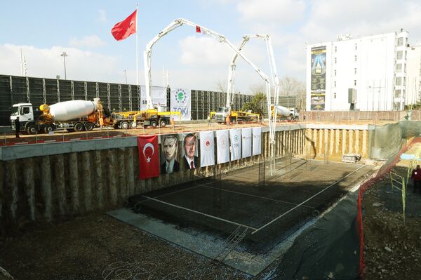 Oyuncu Volkan Severcan da İstanbul'un dünyanın sayılı kentlerinden biri olduğunu ve bu kentte yaşayan her sanatçı için AKM'nin büyük önem arz ettiğini ifade etti. Bugünü özlemle beklediklerini vurgulayan Severcan, AKM'nin temellerinin bugün atılmasından dolayı gurur duyuyoruz ve bundan dolayı çok mutluyuz. Bir de Cumhurbaşkanımız AKM'nin erken bitirilmesi için bir söz aldı. Bundan ötürü de ayrıca mutluyum. Burada iki tane çok özel salon olacak. Biri 850 kişilik bir tiyatro, diğeri ise 2 bin kişilik opera ve bale salonu değerlendirmesinde bulundu. - Sputnik Türkiye