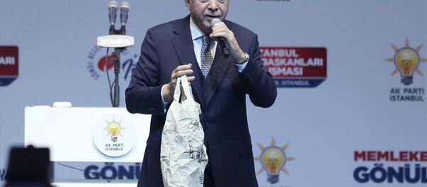 Erdoğan, Sinan Erdem Spor Salonu'nda İstanbul Sandık Başkanları Buluşması'nda konuştu: CHP ve avaneleri, onlar naylon poşetle icrada bulunuyorlar, bizim ise biliyorsunuz kenevirden dokunmuş torbalarımız var, size hediyemiz olacak. Bu 'Sıfır Atık Projesi'nin çevreci yaklaşımıdır. Naylon poşetler yüzlerce yıl yok olmuyor. Onlar toprağın katilidir. - Sputnik Türkiye