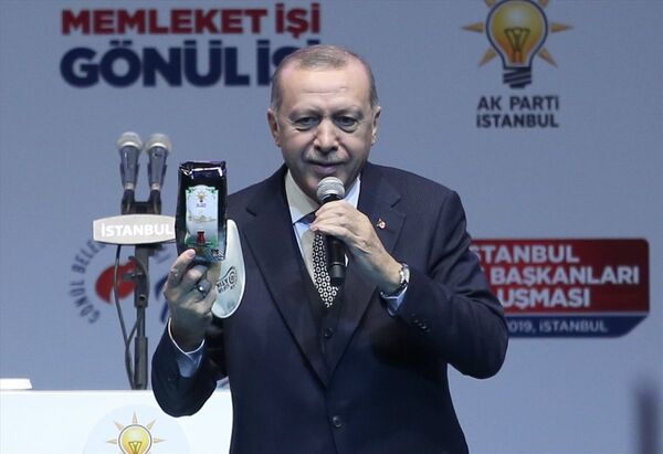 Erdoğan, Sinan Erdem Spor Salonu'nda İstanbul Sandık Başkanları Buluşması'nda konuştu: Ben şimdi size keyif çayı ikram edeceğim, sandık kurullarımız bunu size ulaştıracak. Bu çay gerçekten çok keyiflidir. Bütün sandık seçmen listesine ulaşacak, 200 gramlık bu çay paketlerini ikram edeceksiniz. - Sputnik Türkiye