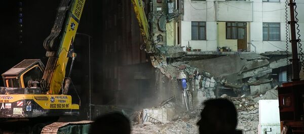 Kartal'da çöken Yeşilyurt Apartmanı'nın bitişiğindeki 10 katlı Yunus Apartmanı'nın yıkımı - Sputnik Türkiye