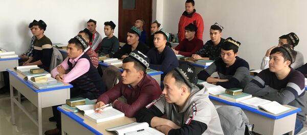 Çin devletinin düzenlediği geziye katılanlar, Urumki'deki Xinjiang (Şinciang) İslami Çalışmalar Enstitüsü'nün öğrencilerini görüntüledi. - Sputnik Türkiye