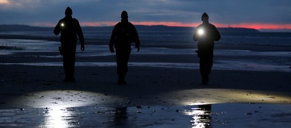 Fransız jandarması, İngiltere'ye açılan kapı niteliğindeki Calais bölgesinin Wissant plajında kaçak göçle mücadele için devriye geziyor. Fransız jandarması, İngiltere'ye açılan kapı niteliğindeki Calais bölgesinin Wissant plajında kaçak göçle mücadele için devriye geziyor. - Sputnik Türkiye
