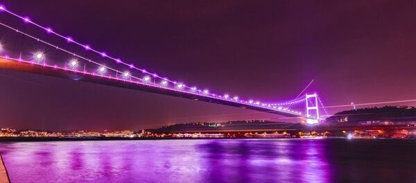 İstanbul'un sembol yapılarından 15 Temmuz Şehitler Köprüsü, Fatih Sultan Mehmet Köprüsü ve Yavuz Sultan Selim Köprüsü, Dünya Epilepsi Günü dolayısıyla mor ışıkla aydınlatıldı. - Sputnik Türkiye