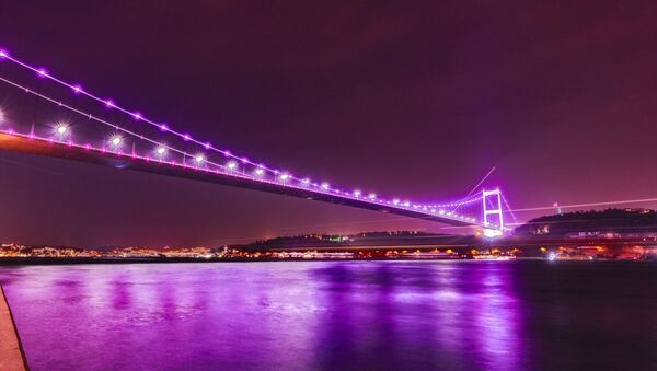 İstanbul'un sembol yapılarından 15 Temmuz Şehitler Köprüsü, Fatih Sultan Mehmet Köprüsü ve Yavuz Sultan Selim Köprüsü, Dünya Epilepsi Günü dolayısıyla mor ışıkla aydınlatıldı. - Sputnik Türkiye