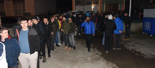 Türkiye Taşkömürü Kurumunun (TTK) bin maden işçisi alımı için başvuru süreci bugün başlayacak. Vatandaşlar, müracaatlarını yapabilmek amacıyla akşam saatlerinden itibaren Zonguldak ve Bartın'da İŞKUR önünde bekliyor. - Sputnik Türkiye