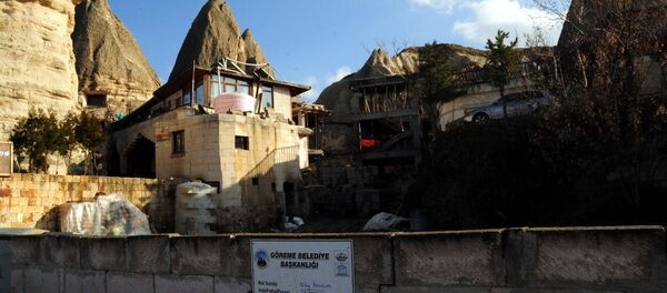 Kapadokya'da peribacaları yanında inşa edilen yan yana 2 binadan oluşan otel inşaatı - Sputnik Türkiye