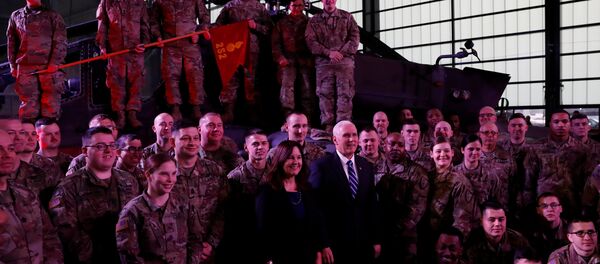 ABD Başkan Yardımcısı Mike Pence ile eşi Karen, Polonya'nın başkenti Varşova'da havaalanına inmelerinin ardından bu ülkede konuşlu Amerikan askerleriyle buluştu. - Sputnik Türkiye