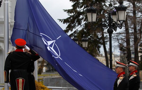 Makedonya hükümet binası önünde dün düzenlenen törenle ülke bayrağının yanına NATO bayrağı göndere çekildi. - Sputnik Türkiye