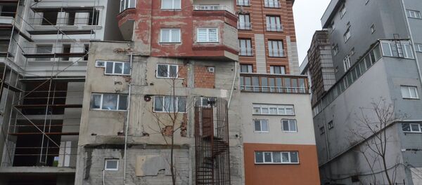 Bağcılar -  Üst üste konulmuş iki binayı andıran apartman görenleri şaşkına çevirdi - Sputnik Türkiye