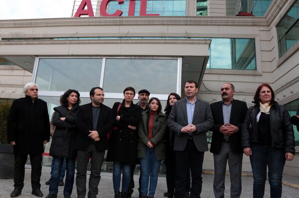 Hastane önünde toplanan HDP'li milletvekiller Güven'in durumu ile ilgili açıklama yaptı - Sputnik Türkiye