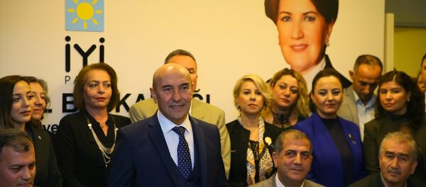 CHP'nin İzmir Adayı Tunç Soyer, Sur Belediyesine hendeklere destek olmak için gitmedik. Bir kanunla kayyum denilen bir şey başlatıldı. Bu, yerel mevzuatın tamamen dışında hukuki olmayan bir kanundur. Bir belediye başkanı olarak böyle bir adım atıldığında buna tepki göstermek, bunun yanlış olduğunu söylemek en demokratik tavırdır dedi. - Sputnik Türkiye