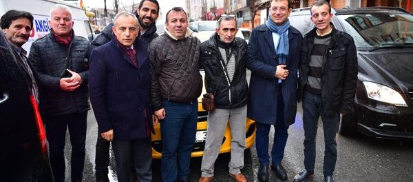 Ticari taksi sürücüsünün sosyal medyadan yaptığı davet sonrasında taksi durağına sürpriz ziyaret gerçekleştiren CHP’nin İstanbul Büyükşehir Belediye Başkan Adayı Ekrem İmamoğlu'nun, bindiği taksinin camını açıp, “Beni belediyeye Saraçhane’ye bırakıp gelecek” demesi çevredeki vatandaşları güldürdü. - Sputnik Türkiye