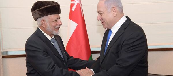 İsrail Başbakanı Benyamin Netanyahu Polonya'nın başkenti Varşova'da Körfez ülkelerinden Umman'ın Dışişleri Bakanı Yusuf bin Alevi bin Abdullah ile bir araya geldi. - Sputnik Türkiye