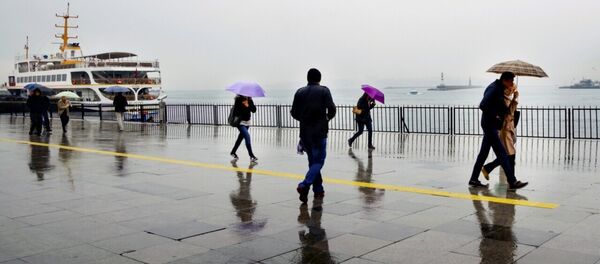 İstanbul - Kadıköy - yağmur - şemsiye - Sputnik Türkiye