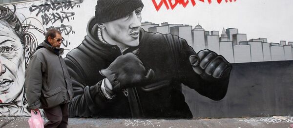 Fransa'nın başkenti Paris'te Sarı Yelekler'in geçen ay düzenlediği gösteride iki polisi darbeden eski boksör Christophe Dettinger'un duvar resmi - Sputnik Türkiye