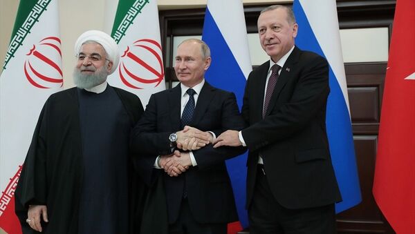 Soçi- Türkiye Cumhurbaşkanı Recep Tayyip Erdoğan, İran Cumhurbaşkanı Hasan Ruhani ve Rusya Devlet Başkanı Vladimir Putin ile Suriye konulu Dördüncü Üçlü Zirve Toplantısı'nda bir araya geldi. - Sputnik Türkiye