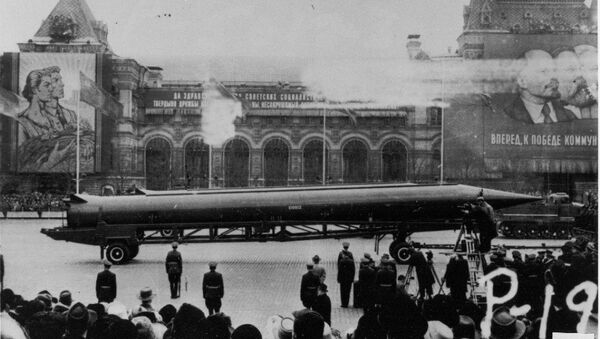 CIA reference photograph of Soviet medium-range ballistic missile (SS-4 in U.S. documents, R-12 in Soviet documents) in Red Square, Moscow. The weapon was deployed to Cuba in October 1962, sparking the Cuban Missile Crisis. - Sputnik Türkiye