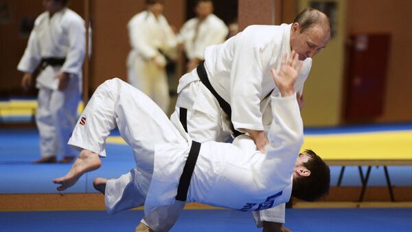 Rusya Devlet Başkanı Putin, Cumhurbaşkanı Erdoğan ve İran Cumhurbaşkanı Ruhani ile gerçekleştirilen Suriye konulu toplantının ardından Soçi’de judo yaptı. - Sputnik Türkiye