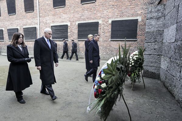 ABD Başkan Yardımcısı Mike Pence Auschwitz’i ziyaret etti - Sputnik Türkiye