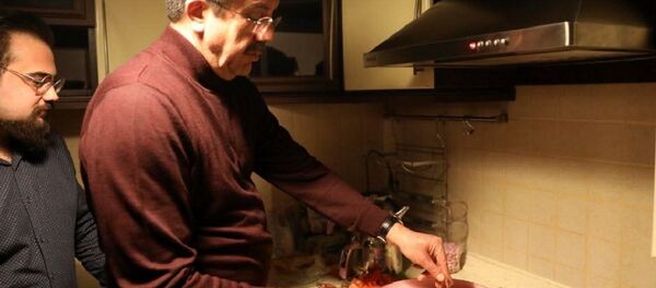 Nihat Zeybekci, öğrenci evinde menemen yaptı - Sputnik Türkiye