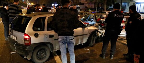 İzmir'de asker uğurlama konvoyunda meydana gelen zincirleme trafik kazasında 3 kişi yaralandı. İzmir'de asker uğurlama konvoyunda meydana gelen zincirleme trafik kazasında 3 kişi yaralandı. - Sputnik Türkiye