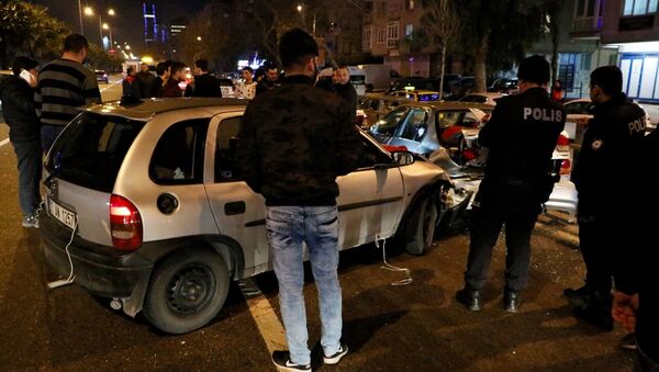 İzmir'de asker uğurlama konvoyunda meydana gelen zincirleme trafik kazasında 3 kişi yaralandı. - Sputnik Türkiye