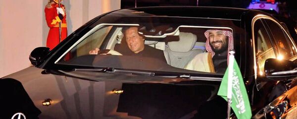 Suudi Arabistan Veliaht Prensi Muhammed bin Selman ile Pakistan Başbakanı İmran Han - Sputnik Türkiye