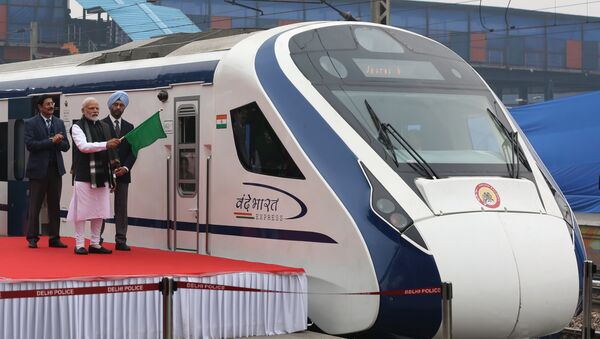 Hindistan'ın en hızlı treni, Başbakan Narendra Modi tarafından törenle tanıtıldıktan bir gün sonraki ilk yolculuğunda bozuldu. - Sputnik Türkiye