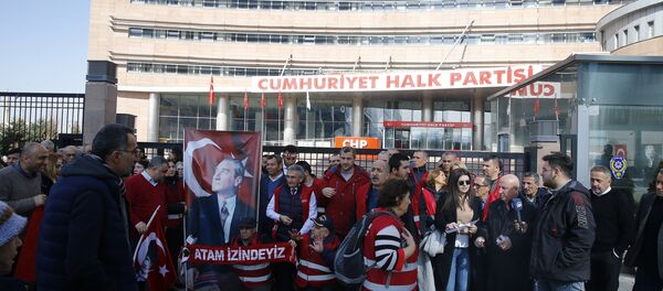 CHP'de kırmızı yelekliler eylemi sona erdi: Ankara'ya yürüyen grup, yönetime 'Yanlıştan dön' dedi - Sputnik Türkiye