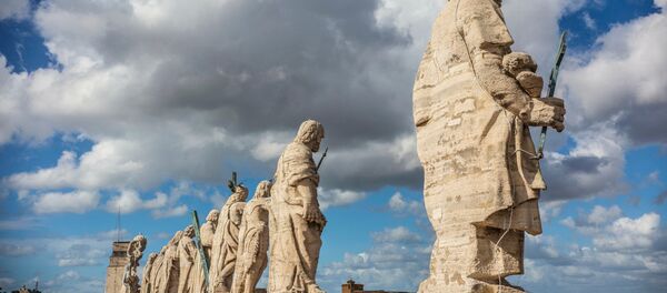 Vatikan'da Aziz Petrus Bazilikası'nın tepesindeki havari heykelleri - Sputnik Türkiye