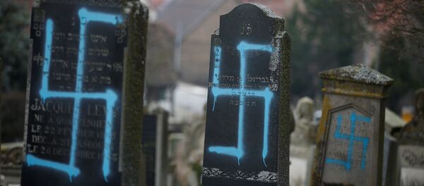 Fransa'nın Alsas bölgesindeki Strasbourg kentine yakın Quatzenheim kasabasında Yahudi mezarlığı saldırıya uğradı, mezarlara gamalı haç çizilip zarar verildi. - Sputnik Türkiye