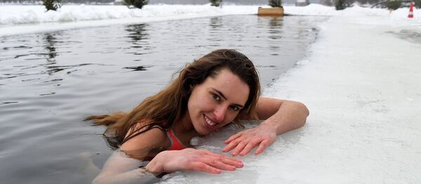 Aşırı mutluluk hissi verirken selülitleri önlüyor: Rus gençler sağlık için buzlu suda yüzüyor - Sputnik Türkiye