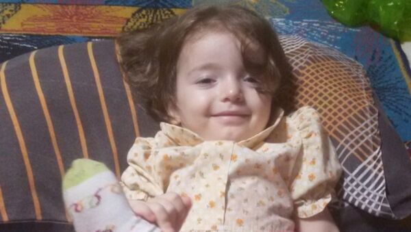 Sakarya'da üvey babasının dövdüğü belirtilen 2 yaşındaki Esma Asel Kolat, 84 gündür tedavi gördüğü hastanede yaşamını yitirdi. Kolat'ın cenazesi, Sakarya'nın Gevye ilçesinde defnedildi. - Sputnik Türkiye