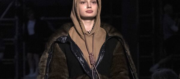 Burberry'nin tasarımı tepki topladı - Sputnik Türkiye