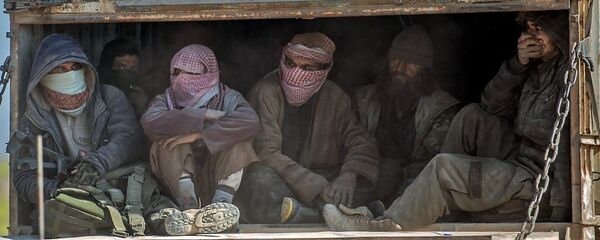 IŞİD'in Suriye'de elinde tuttuğu son köy olan Baghuz'da DSG'ye teslim olan IŞİD'liler - Sputnik Türkiye