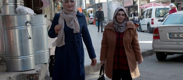 34 yaşında ve 2 çocuk annesi Medine Karaca da Bağlar - Sputnik Türkiye