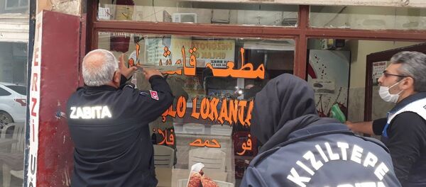 Mardin Kızıltepe -  Arapça yazılı tabelalar kaldırılıyor - Sputnik Türkiye