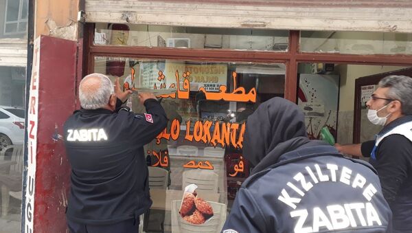 Mardin Kızıltepe -  Arapça yazılı tabelalar kaldırılıyor - Sputnik Türkiye