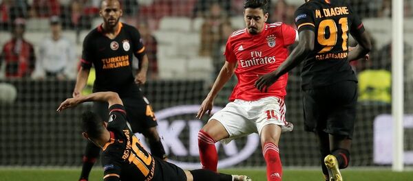 Galatasaray, UEFA Avrupa Ligi son 32 turunda ilk maçta 2-1 yenildiği Benfica ile deplasmanda golsüz berabere kaldı ve Avrupa kupalarına veda etti. - Sputnik Türkiye