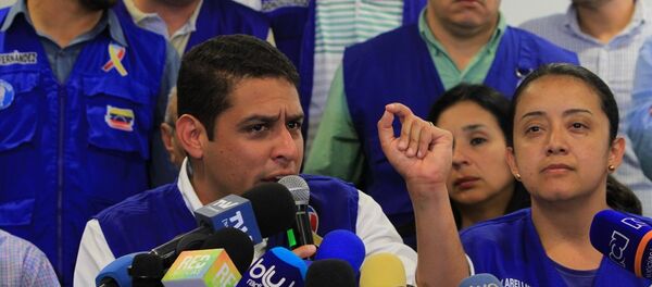 Venezüella Ulusal Meclis (AN) milletvekilleri Jose Manuel Olivares (solda 2) ve Gaby Arellano (sağda 2) - Sputnik Türkiye