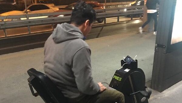 Metrobüs durağında telefonu şarj eden bisiklet - Sputnik Türkiye
